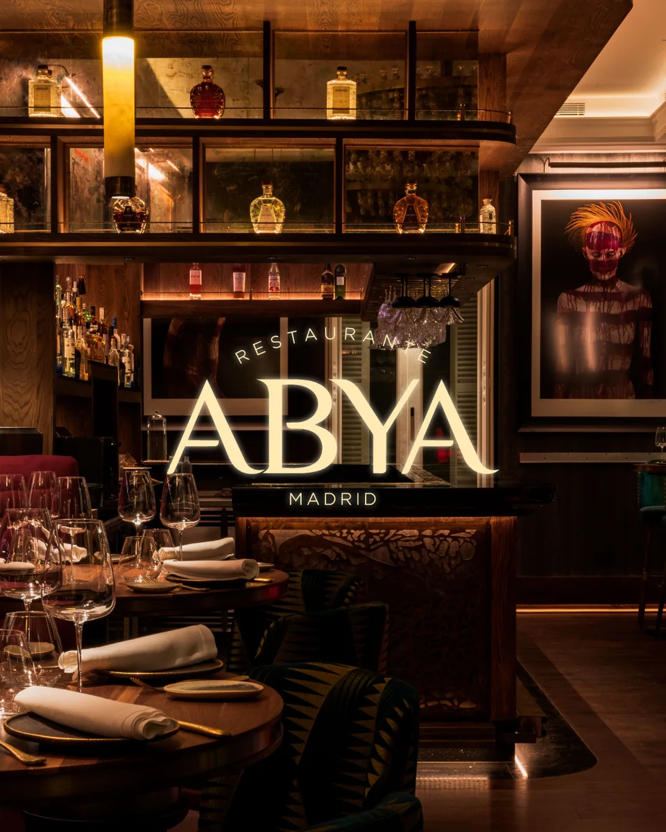 Restaurante Abya Madrid: la barra iluminada con el logo de Abya