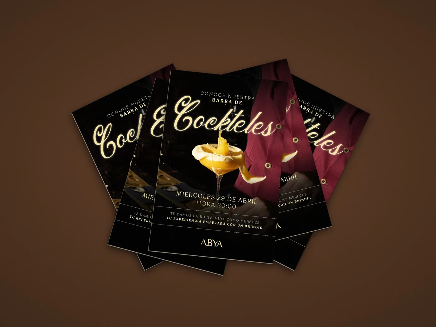 Flyers de la noche de cócteles de Abya en abanico sobre fondo marrón