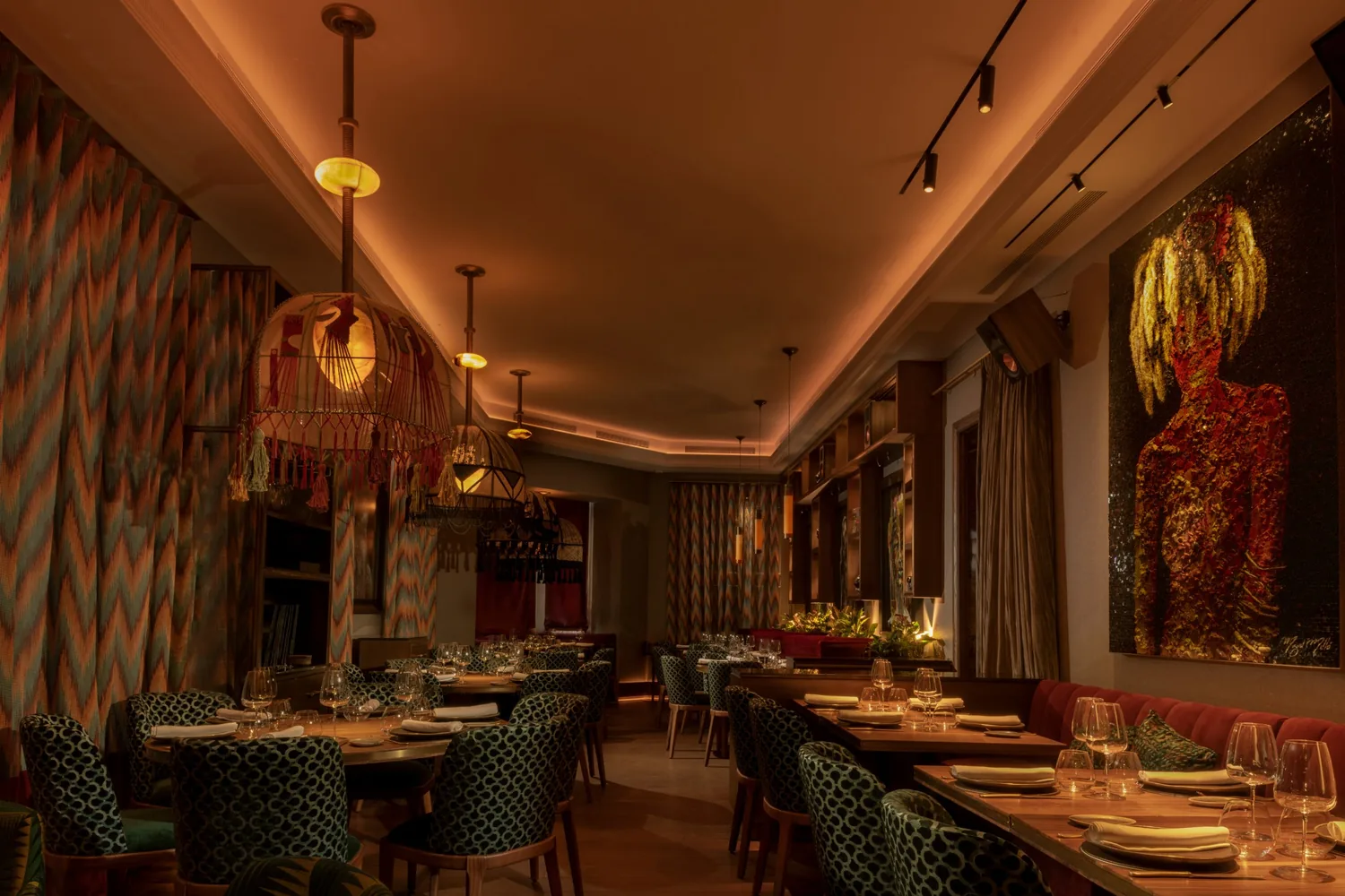 Salón con cortinas en zigzag y un gran mosaico de una figura
