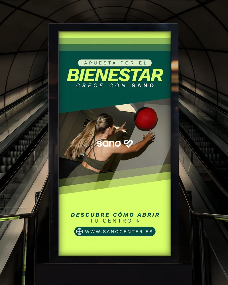 Mupi de Sano en una estación de metro: Apuesta por el bienestar, crece con Sano. Descubre cómo abrir tu centro