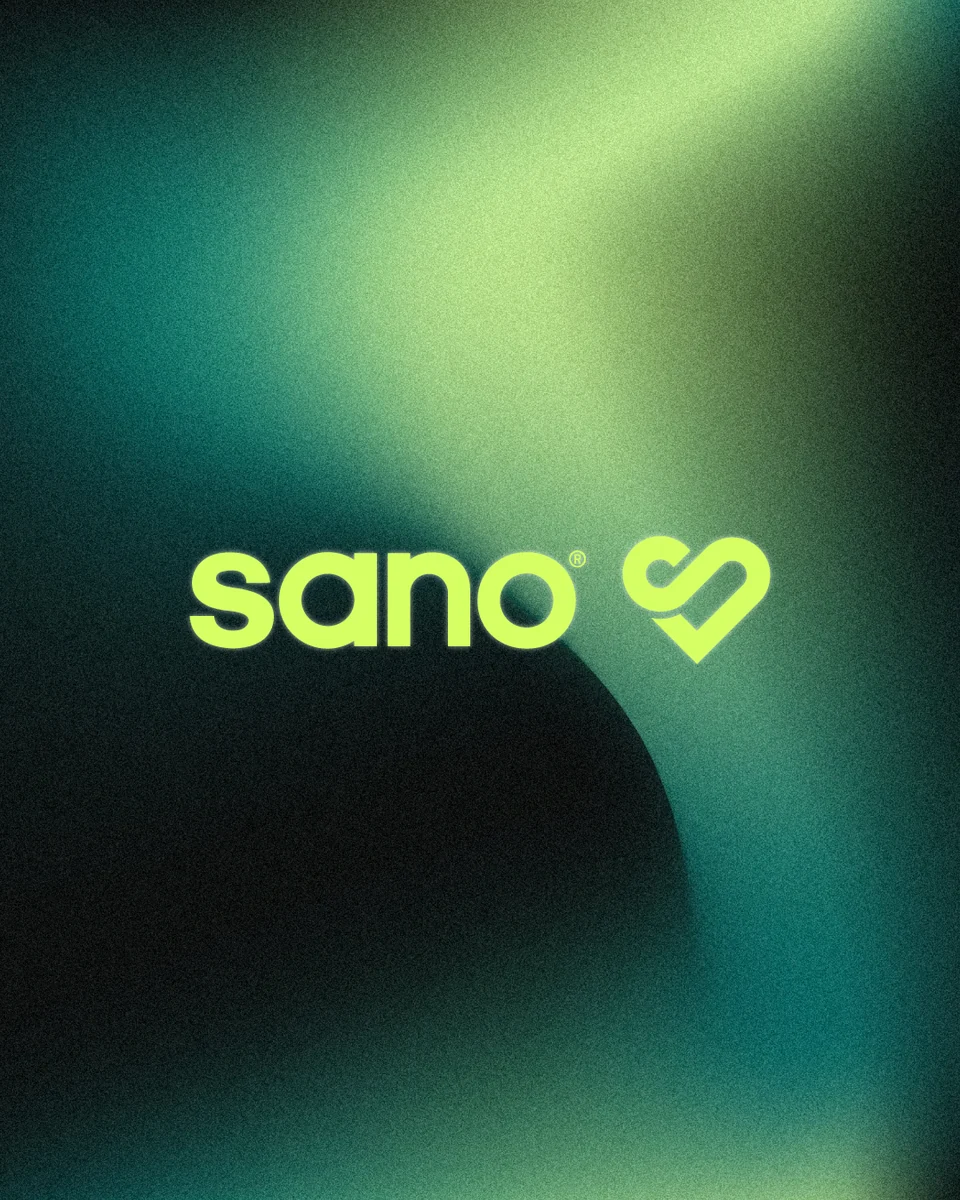 Logotipo de Sano en verde claro sobre un gradiente verde con grano