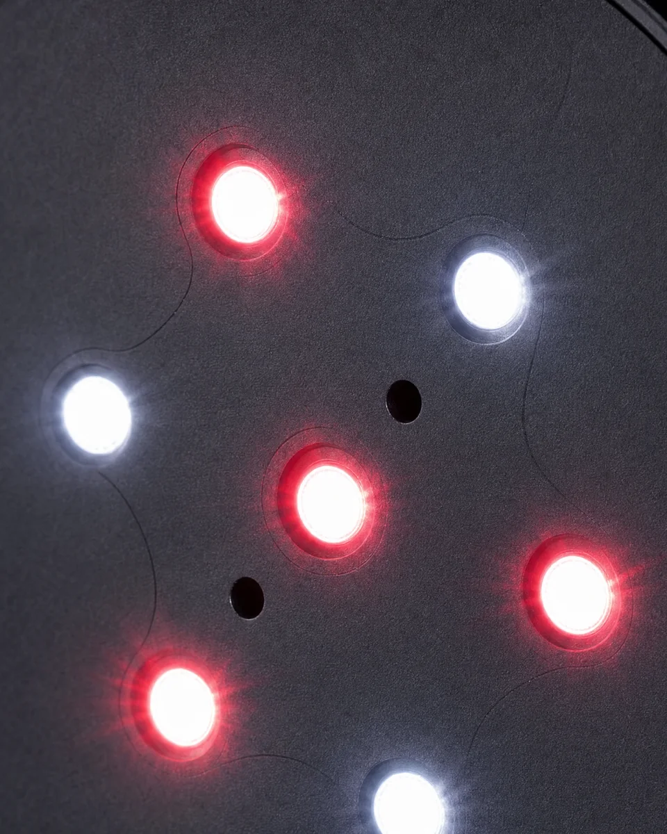 Imagen generada con IA: detalle de las luces rojas y blancas de nůa